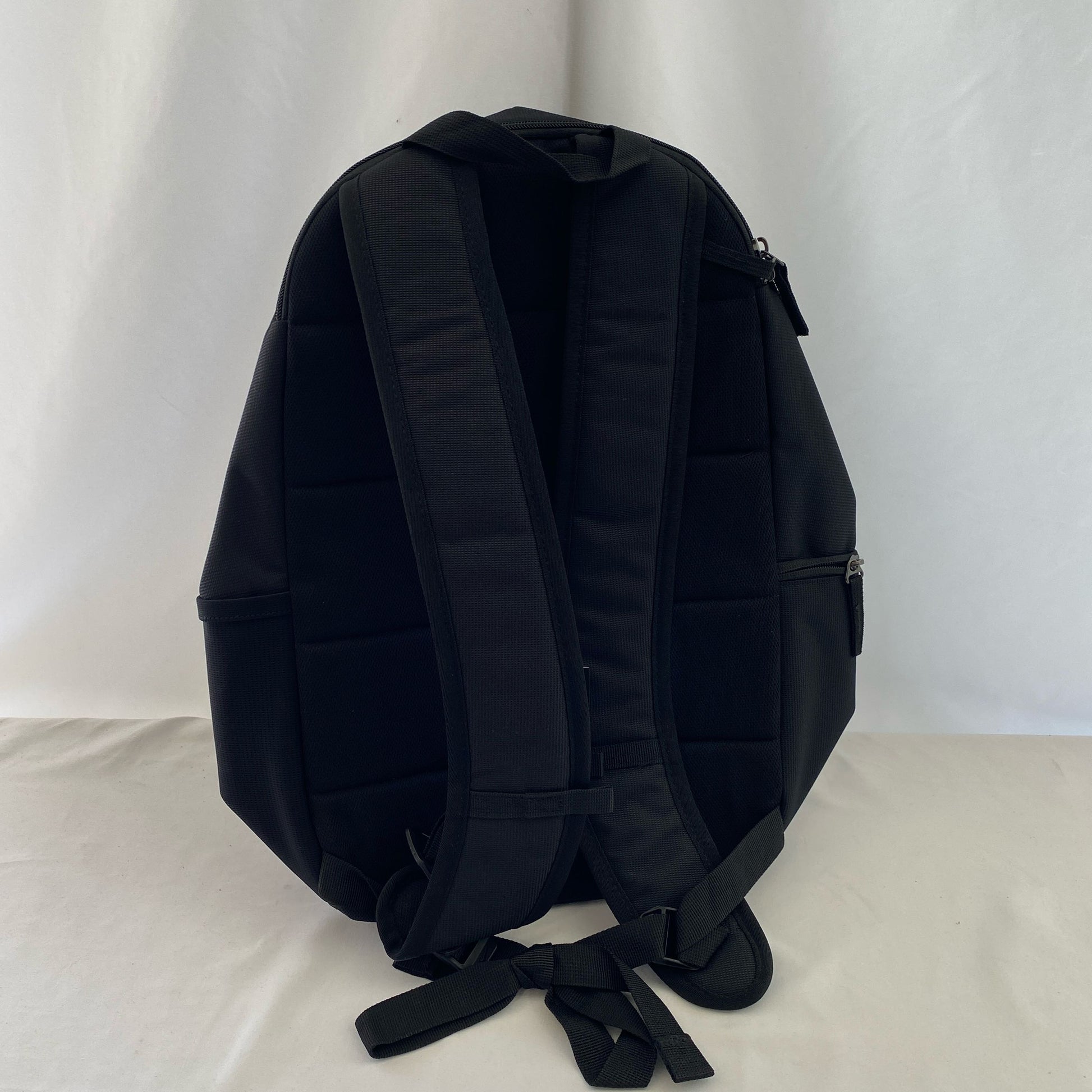 Back-UNT600049KJK